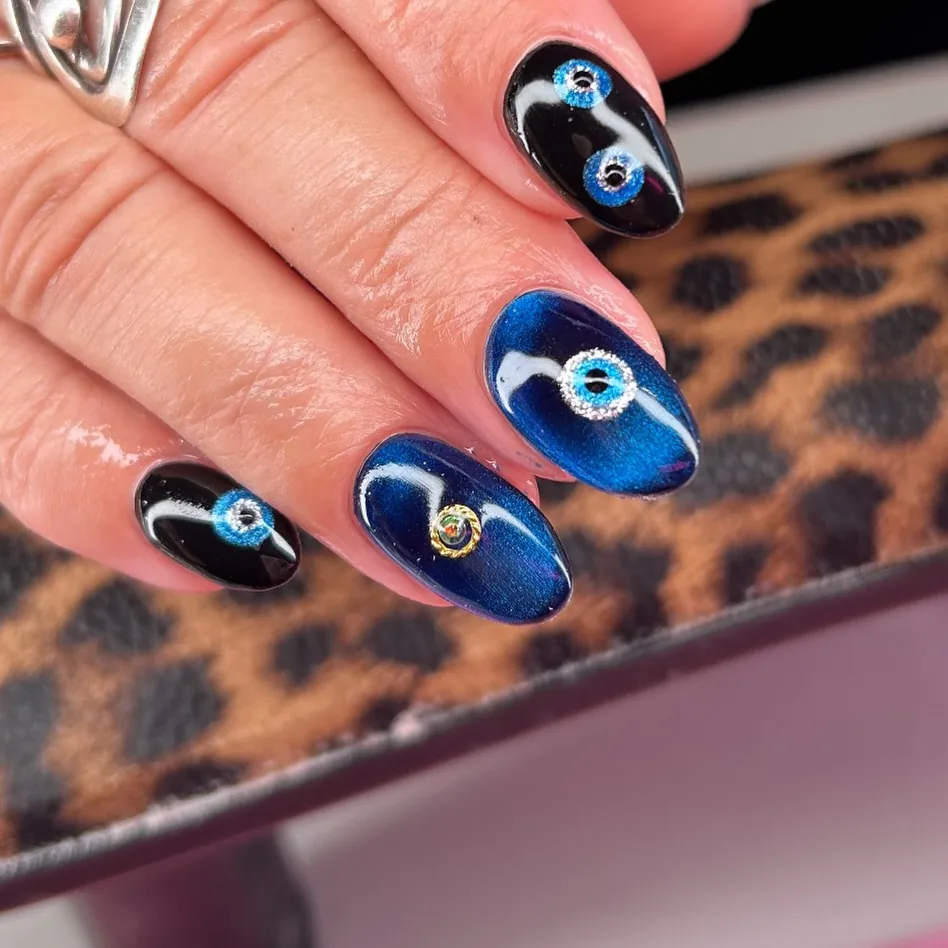 nailsbyelliecreed: Nail art transitions from summer to Autumn Autumn has officially entered the chat, so it’s time for those dark, glossy,