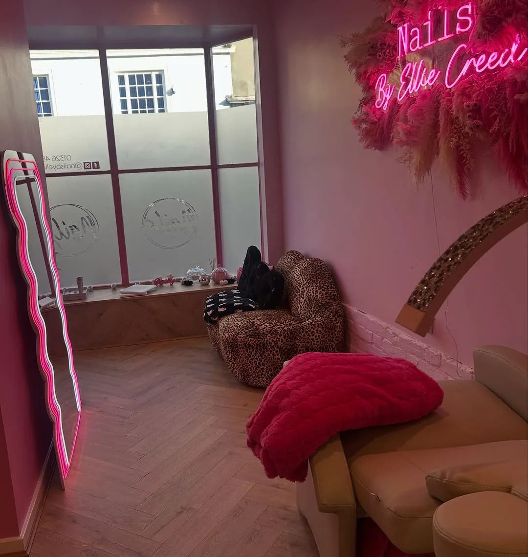 nailsbyelliecreed: It’s October 3rd… so obviously we’re wearing pink And if you’re asking me, your nails should be pink too October 3rd is